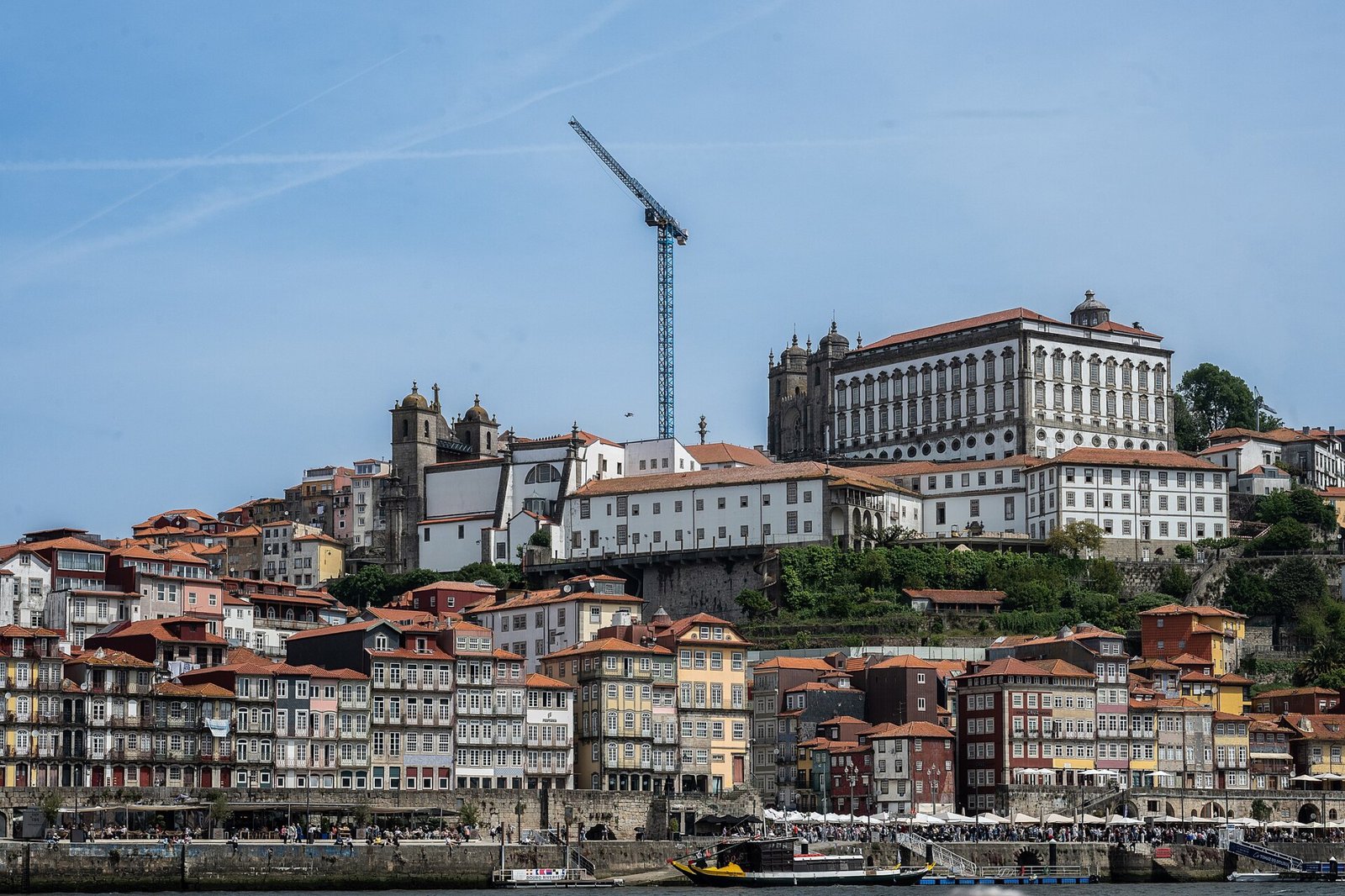 A Ribeira do Porto, com casas coloridas encostadas umas às outras a descer até ao Douro